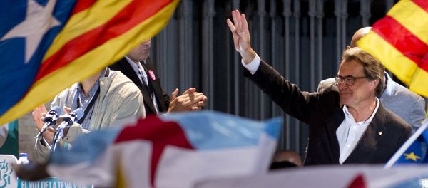 Catalonia's regional government president and leader of the Catalan Democratic Convergence (CDC) Artur Mas waves as he celebrates, following the results of the Catalan regional election on September 27, 2015 in Barcelona. Catalonia's regional government president and leader of the Catalan Democratic Convergence (CDC) Artur Mas waves as he celebrates, following the results of the Catalan regional election on September 27, 2015 in Barcelona. - Sputnik International