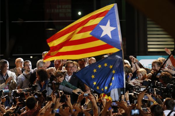 A estelada or pro independence flag and a European Union flag are waved in front of the President of Democratic Convergence of Catalonia Artur Mas, center in front of supporters in Barcelona, Spain, Sunday Sept. 27, 2015 A estelada or pro independence flag and a European Union flag are waved in front of the President of Democratic Convergence of Catalonia Artur Mas, center in front of supporters in Barcelona, Spain, Sunday Sept. 27, 2015 - Sputnik International
