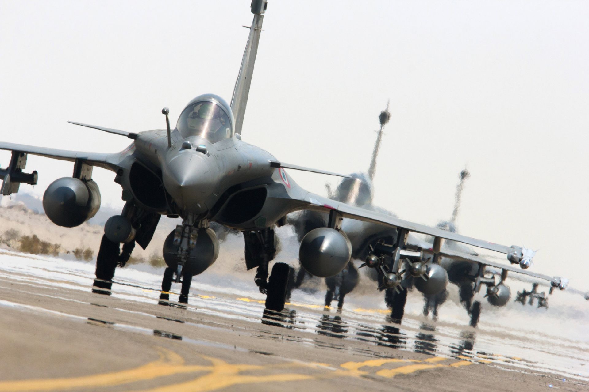 This photo released on Sunday, Sept. 27, 2015 by the French Army Communications Audiovisual office (ECPAD) shows French army Rafale fighter jets on the tarmac of an undisclosed air base as part of France's Operation Chammal launched in September 2015 in support of the US-led coalition against Islamic State group This photo released on Sunday, Sept. 27, 2015 by the French Army Communications Audiovisual office (ECPAD) shows French army Rafale fighter jets on the tarmac of an undisclosed air base as part of France's Operation Chammal launched in September 2015 in support of the US-led coalition against Islamic State group - Sputnik International, 1920, 28.09.2021