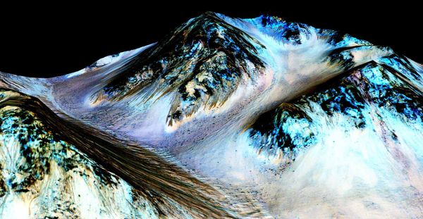 Dark, narrow, 100 meter-long streaks on Mars inferred to have been formed by contemporary flowing water are seen in an image produced by NASA, the Jet Propulsion Laboratory (JPL) and the University of Arizona. Scientists have found the first evidence that briny water may flow on the surface of Mars during the planet's summer months, a paper published on Monday showed Dark, narrow, 100 meter-long streaks on Mars inferred to have been formed by contemporary flowing water are seen in an image produced by NASA, the Jet Propulsion Laboratory (JPL) and the University of Arizona. Scientists have found the first evidence that briny water may flow on the surface of Mars during the planet's summer months, a paper published on Monday showed - Sputnik International