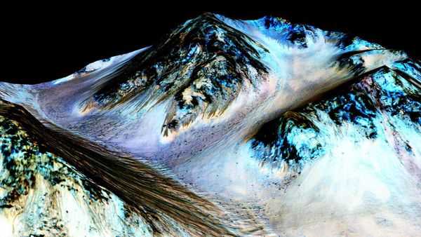Dark, narrow, 100 meter-long streaks on Mars inferred to have been formed by contemporary flowing water are seen in an image produced by NASA, the Jet Propulsion Laboratory (JPL) and the University of Arizona. Scientists have found the first evidence that briny water may flow on the surface of Mars during the planet's summer months, a paper published on Monday showed - Sputnik International