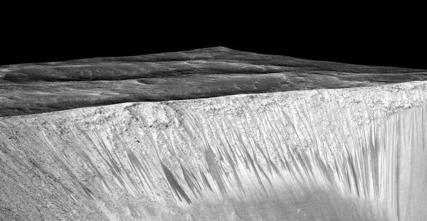 Dark, Recurring Streaks on Walls of Garni Crater - Sputnik International