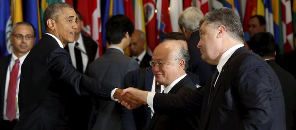 U.S. President Barack Obama and Ukraine's President Petro Poroshenko shake hands during the luncheon at the United Nations General Assembly in New York September 28, 2015 - Sputnik International