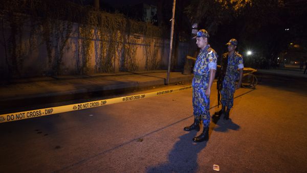 Bangladeshi police officers stand guard on September 28, 2015 at the site where an Italian charity worker has died after being shot by attackers in Dhaka - Sputnik International