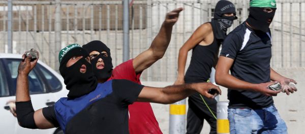 Palestinians hurl stones towards Israeli border police during clashes at a checkpoint between Shuafat refugee camp and Jerusalem September 18, 2015 Palestinians hurl stones towards Israeli border police during clashes at a checkpoint between Shuafat refugee camp and Jerusalem September 18, 2015 - Sputnik International