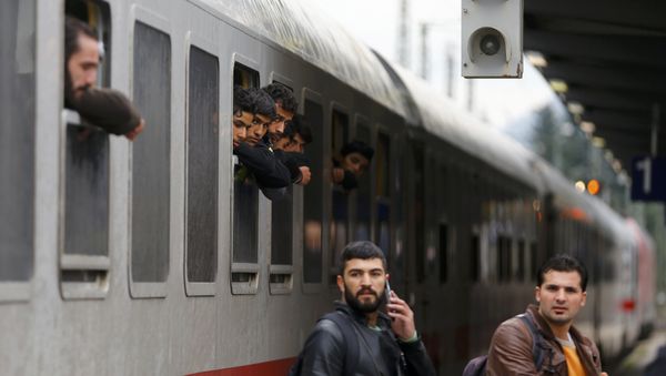 Migrants lean out of windows as their train arrives in Freilassing, Germany September 28, 2015 Migrants lean out of windows as their train arrives in Freilassing, Germany September 28, 2015 - Sputnik International