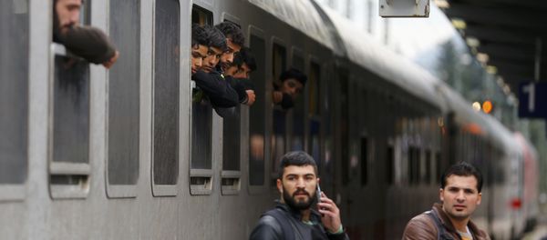 Migrants lean out of windows as their train arrives in Freilassing, Germany September 28, 2015 - Sputnik International