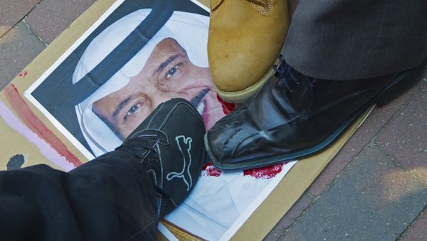 Protesters step on a photo of Saudi King Salman on September 4, 2015. Protesters step on a photo of Saudi King Salman on September 4, 2015. - Sputnik International