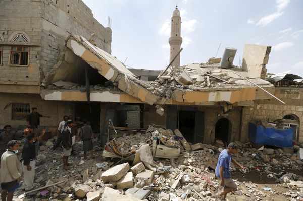 People walk at the site of a Saudi-led air strike in Yemen's capital Sanaa September 21, 2015 People walk at the site of a Saudi-led air strike in Yemen's capital Sanaa September 21, 2015 - Sputnik International