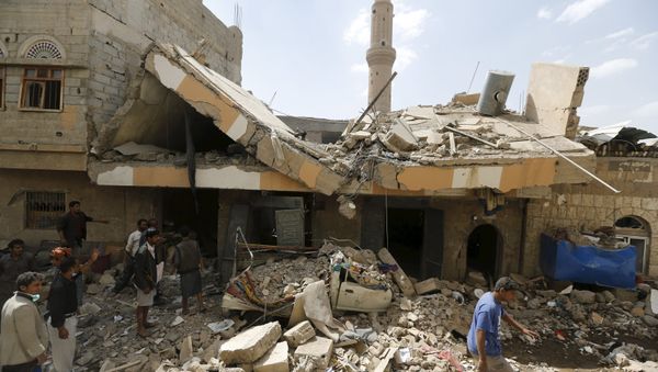 People walk at the site of a Saudi-led air strike in Yemen's capital Sanaa September 21, 2015 People walk at the site of a Saudi-led air strike in Yemen's capital Sanaa September 21, 2015 - Sputnik International