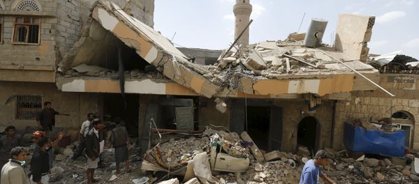 People walk at the site of a Saudi-led air strike in Yemen's capital Sanaa September 21, 2015 - Sputnik International