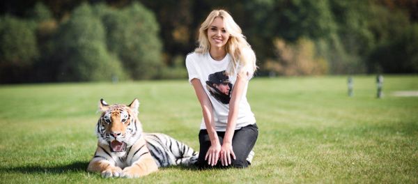 Ksenia Sukhinova with Mir tiger - Sputnik International
