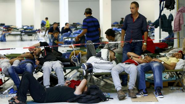Migrants rest on camp beds at a temporary shelter in Freilassing, Germany September 17, 2015 Migrants rest on camp beds at a temporary shelter in Freilassing, Germany September 17, 2015 - Sputnik International