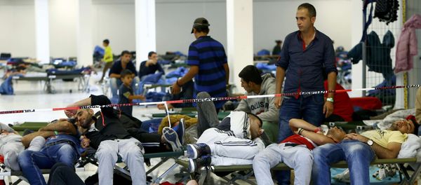 Migrants rest on camp beds at a temporary shelter in Freilassing, Germany September 17, 2015 Migrants rest on camp beds at a temporary shelter in Freilassing, Germany September 17, 2015 - Sputnik International