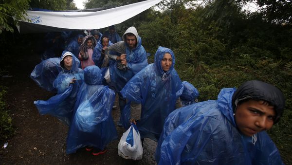 A group of migrants head to cross a border line between Serbia and Croatia, near the village of Berkasovo, about 100 km west from Belgrade, Serbia, Tuesday, Sept. 29, 2015 A group of migrants head to cross a border line between Serbia and Croatia, near the village of Berkasovo, about 100 km west from Belgrade, Serbia, Tuesday, Sept. 29, 2015 - Sputnik International