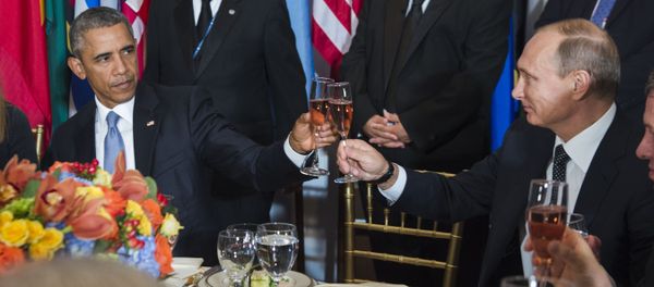 In this Monday, Sept. 28, 2015, photo, provided by the United Nations, US President Barack Obama, left, and Russia's President Vladimir Putin toast during a luncheon hosted during the 70th annual United Nations General Assembly at U.N. headquarters - Sputnik International