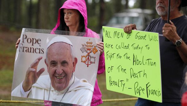 Supporters of Kelly Gissendaner hold signs with an image and quote from Pope Francis as they wait for the execution of Gissendaner at the Georgia Diagnostic and Classification Prison in Jackson, Georgia September 29, 2015 Supporters of Kelly Gissendaner hold signs with an image and quote from Pope Francis as they wait for the execution of Gissendaner at the Georgia Diagnostic and Classification Prison in Jackson, Georgia September 29, 2015 - Sputnik International