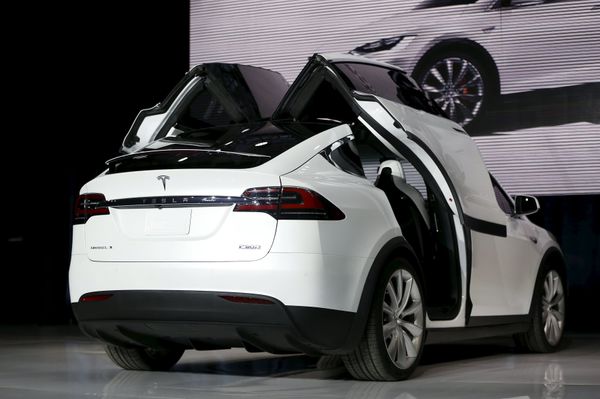 A Tesla Motors Model X electric sports-utility vehicle opens its falcon wing doors on stage during a presentation in Fremont, California September 29, 2015 A Tesla Motors Model X electric sports-utility vehicle opens its falcon wing doors on stage during a presentation in Fremont, California September 29, 2015 - Sputnik International
