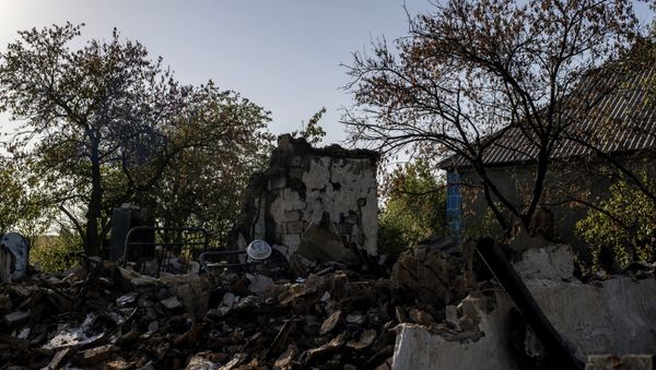Destroyed houses in the village of Zhelobok, Lugansk Region - Sputnik International