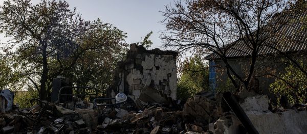 Destroyed houses in the village of Zhelobok, Lugansk Region - Sputnik International