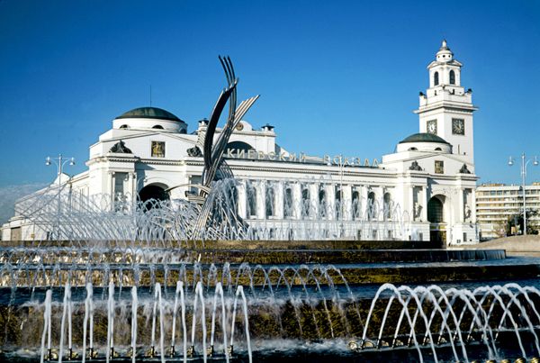 The 'Abduction of Europa' statue and fountain near the Kievsky Rail Terminal, Moscow The 'Abduction of Europa' statue and fountain near the Kievsky Rail Terminal, Moscow - Sputnik International