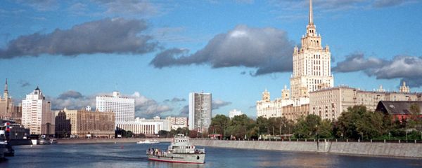 The Taras Shevchenko walkway (right) along the Moscow Embankment. The photo also features a view of the Hotel Ukraina, the Russian House of Government, and the Moscow Mayor's Office. - Sputnik International