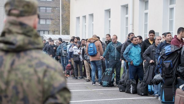 Asylum seekers arrive at a refugee reception centre in the northern town of Tornio, Finland September 25, 2015 - Sputnik International