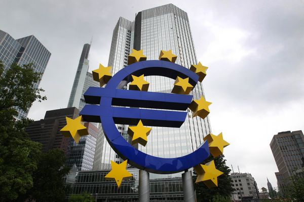 The Euro logo is pictured in front of the former headquarter of the European Central Bank (ECB) in Frankfurt am Main, western Germany, on July 20, 2015. - Sputnik International