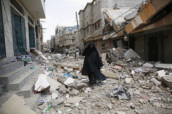 A woman walks amid the rubble of houses destroyed by a Saudi-led airstrike in Sanaa, Yemen, Monday, Sept. 21, 2015 - Sputnik International
