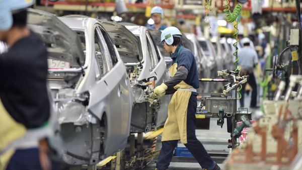 People work on the production line of the Toyota Motor Prius at the company's Tsutsumi plant in Toyota, Aichi prefecture on December 4, 2014 - Sputnik International