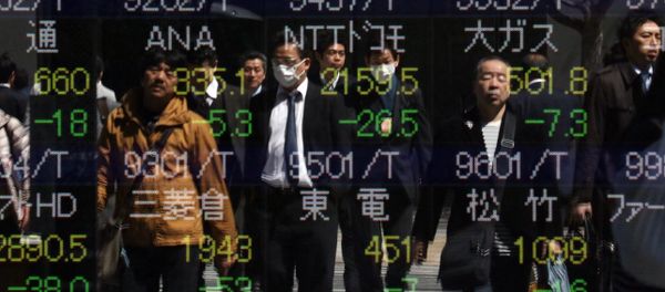 Pedestrians are reflected in the window of a securities company shows the numbers of the Tokyo Stock Exchange in Tokyo on March 26, 2015 - Sputnik International