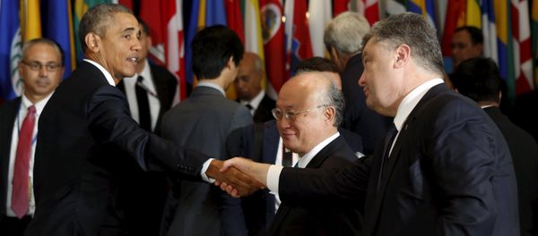 U.S. President Barack Obama and Ukraine's President Petro Poroshenko shake hands during the luncheon at the United Nations General Assembly in New York September 28, 2015 - Sputnik International