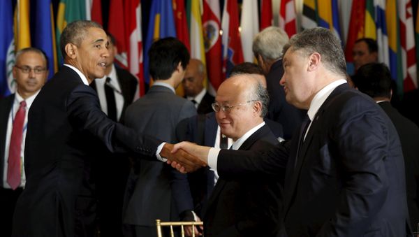U.S. President Barack Obama and Ukraine's President Petro Poroshenko shake hands during the luncheon at the United Nations General Assembly in New York September 28, 2015 - Sputnik International