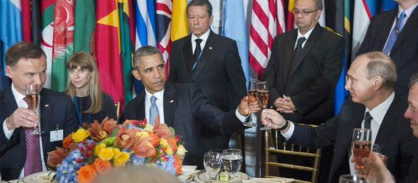 President Duda (left), sitting here next to US President Barack Obama (center) and Russian President Vladimir Putin (right). - Sputnik International