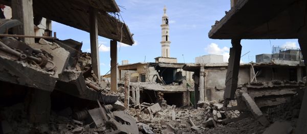 A picture taken on September 30, 2015 shows damaged buildings and a minaret in the central Syrian town of Talbisseh in the Homs province. Russian warplanes carried out air strikes in three Syrian provinces, including Homs, along with regime aircraft on September 30, according to a Syrian security source - Sputnik International