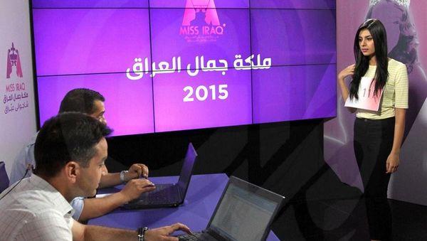 An applicant being interviewed at the auditions of Miss Iraq at Al-Mada TV studios in Baghdad - Sputnik International
