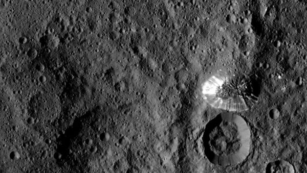 Giant mountain next to crater on Ceres - Sputnik International
