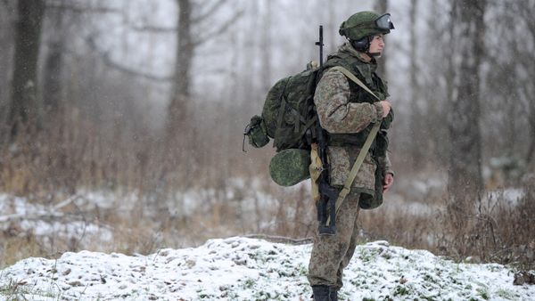A soldier demonstrates the Ratnik Soldier Combat Equipment Set during a military exercise at Alabino range, Moscow Region. - Sputnik International
