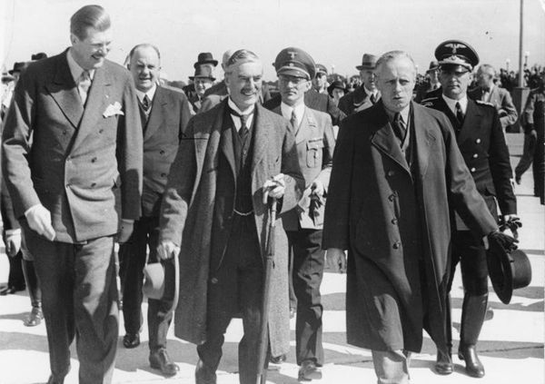 Chamberlain (centre, hat and umbrella in hands) walks with German Foreign Minister Joachim von Ribbentrop (right) as the Prime Minister leaves for home after the Berchtesgaden meeting, 16 September 1938. On the left is Alexander von Dörnberg. Chamberlain (centre, hat and umbrella in hands) walks with German Foreign Minister Joachim von Ribbentrop (right) as the Prime Minister leaves for home after the Berchtesgaden meeting, 16 September 1938. On the left is Alexander von Dörnberg. - Sputnik International
