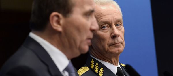 Supreme Commander Sverker Goranson, right, and Sweden's prime minister Stefan Lofven, left, talk to the media at a press conference in Stockholm Friday, Nov. 14, 2014. - Sputnik International