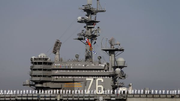 The crew members of the USS Ronald Reagan, a Nimitz-class nuclear-powered super carrier, stand at attention as it arrives at the U.S. naval base in Yokosuka, south of Tokyo, Japan - Sputnik International