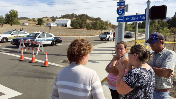 People gather at a road block near the entrance to Umpqua Community College, in Roseburg, Ore., Thursday, Oct. 1, 2015, following a deadly shooting at the campus. - Sputnik International