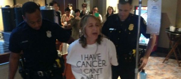 Atlanta police arrest health advocate and cancer survivor Zahara Heckscher outside of negotiations for the Trans-Pacific Partnership. - Sputnik International