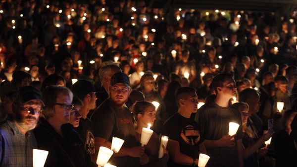 People take part in candle light vigil following a mass shooting at Umpqua Community College in Roseburg, Oregon October 1, 2015 People take part in candle light vigil following a mass shooting at Umpqua Community College in Roseburg, Oregon October 1, 2015 - Sputnik International