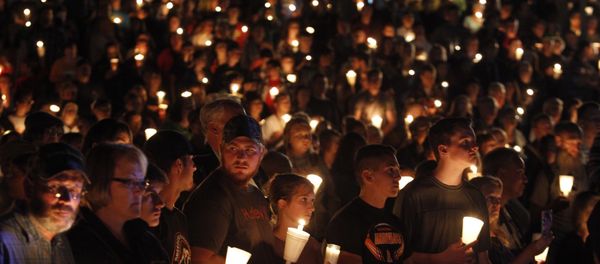 People take part in candle light vigil following a mass shooting at Umpqua Community College in Roseburg, Oregon October 1, 2015 People take part in candle light vigil following a mass shooting at Umpqua Community College in Roseburg, Oregon October 1, 2015 - Sputnik International