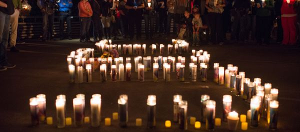 People attend a candlelight vigil in Roseburg, Oregon late on October 1, 2015, for ten people killed and seven others wounded in a shooting at a community college in the western US state of Oregon - Sputnik International