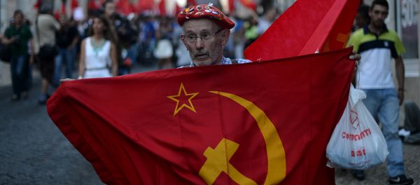A demonstrator holds a communist flag in Lisbon. A demonstrator holds a communist flag in Lisbon. - Sputnik International