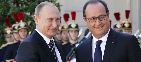 French President Francois Hollande (R) welcomes Russia's President Vladimir Putin as he arrives attend a summit to discuss the conflict in Ukraine at the Elysee Palace in Paris, France, October 2, 2015 - Sputnik International