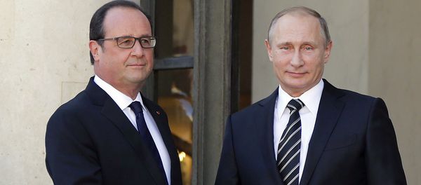 French President Francois Hollande (L) shakes hands with Russia's President Vladimir Putin as he arrives attend a summit to discuss the conflict in Ukraine at the Elysee Palace in Paris, France, October 2, 2015 French President Francois Hollande (L) shakes hands with Russia's President Vladimir Putin as he arrives attend a summit to discuss the conflict in Ukraine at the Elysee Palace in Paris, France, October 2, 2015 - Sputnik International