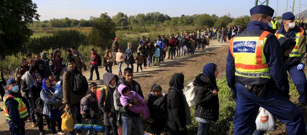 Migrants queue to board a train at the railway station in Zakany, Hungary October 1, 2015. Migrants queue to board a train at the railway station in Zakany, Hungary October 1, 2015. - Sputnik International
